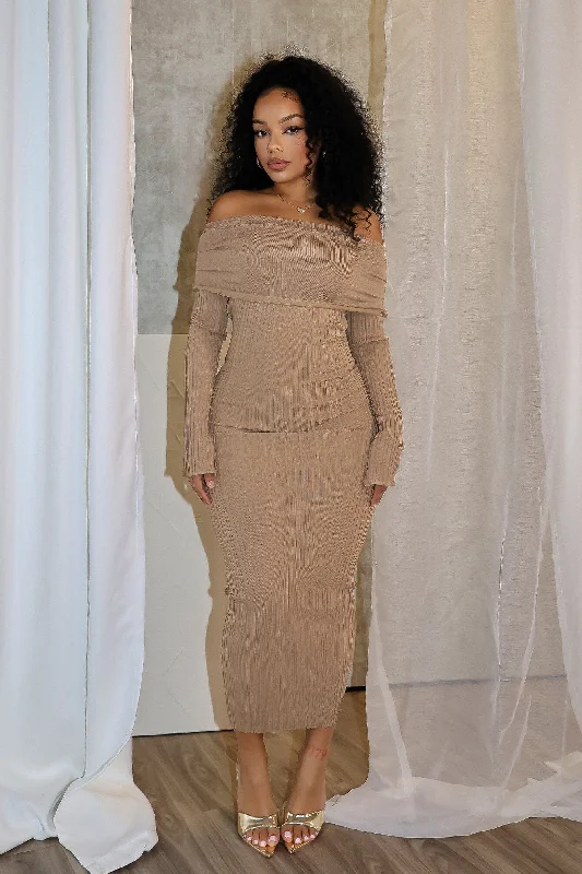 Fatal Trouble Off Shoulder Sweater Maxi Dress Elegant Classic Vintage
