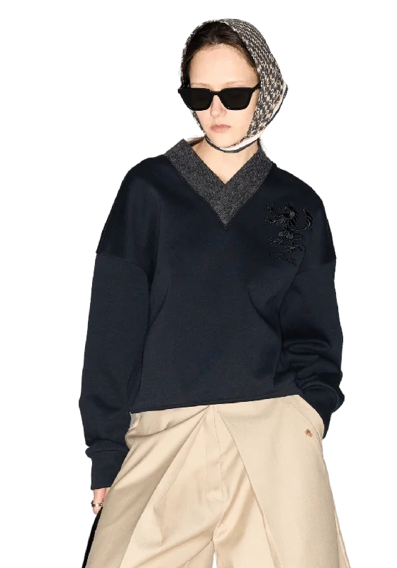 Lion Embroidered Sweatshirt Hoodie with Set-In Sleeves Structured Classic